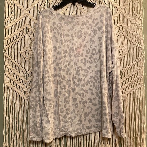 Gray And White Cheetah Print Top - Picture 2 of 4